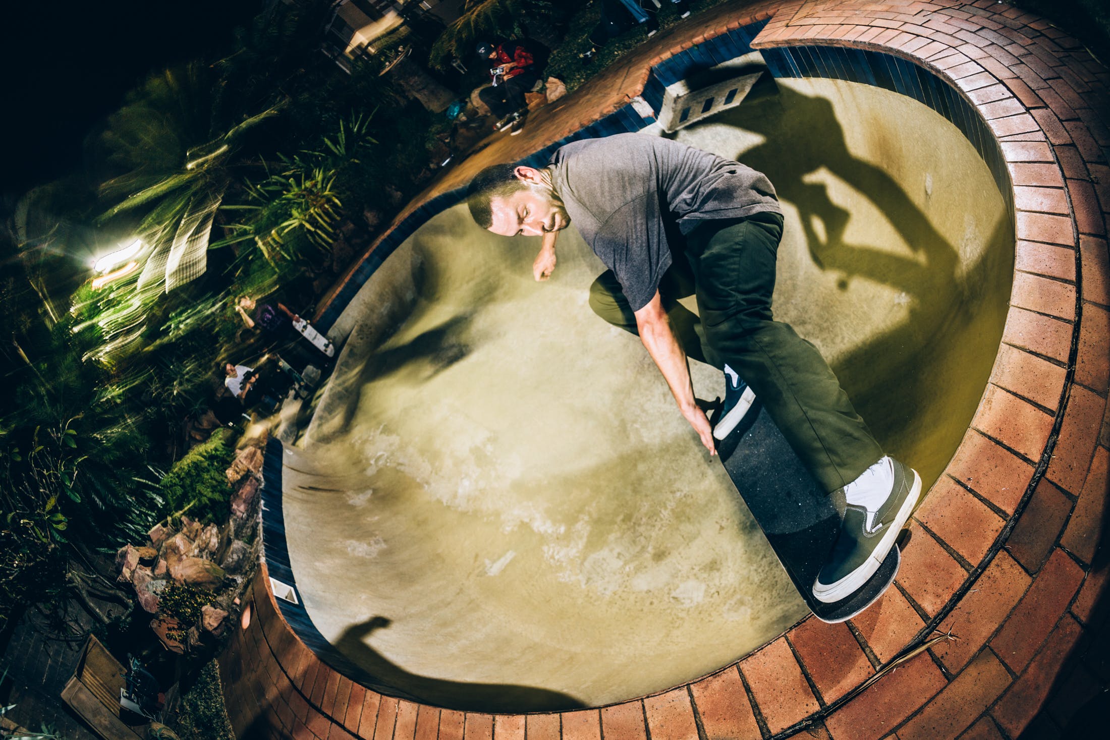 Sam Beckett sullo skateboard in una piscina nel cortile di Durban